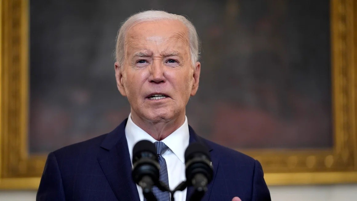 Tổng thống Mỹ Joe Biden phát biểu về phán quyết của Tòa hình sự quận Manhattan, New York, Mỹ, trong đó kết luận cựu Tổng thống Trump có tội trong vụ việc chi “tiền bịt miệng” từ năm 2016, tại Phòng ăn Nhà nước của Nhà Trắng, ở Washington, DC, ngày 31/5. Cũng tại đây, về tình hình Trung Đông, ông Biden nói “đã đến lúc cuộc chiến này kết thúc” khi đưa ra đề xuất ngừng bắn do Israel soạn thảo. (Nguồn: AP) Tổng thống Mỹ Joe Biden phát biểu về phán quyết của Tòa hình sự quận Manhattan, New York, Mỹ, trong đó kết luận cựu Tổng thống Trump có tội trong vụ việc chi “tiền bịt miệng” từ năm 2016, tại Phòng ăn Nhà nước của Nhà Trắng, ở Washington, DC, ngày 31/5. C