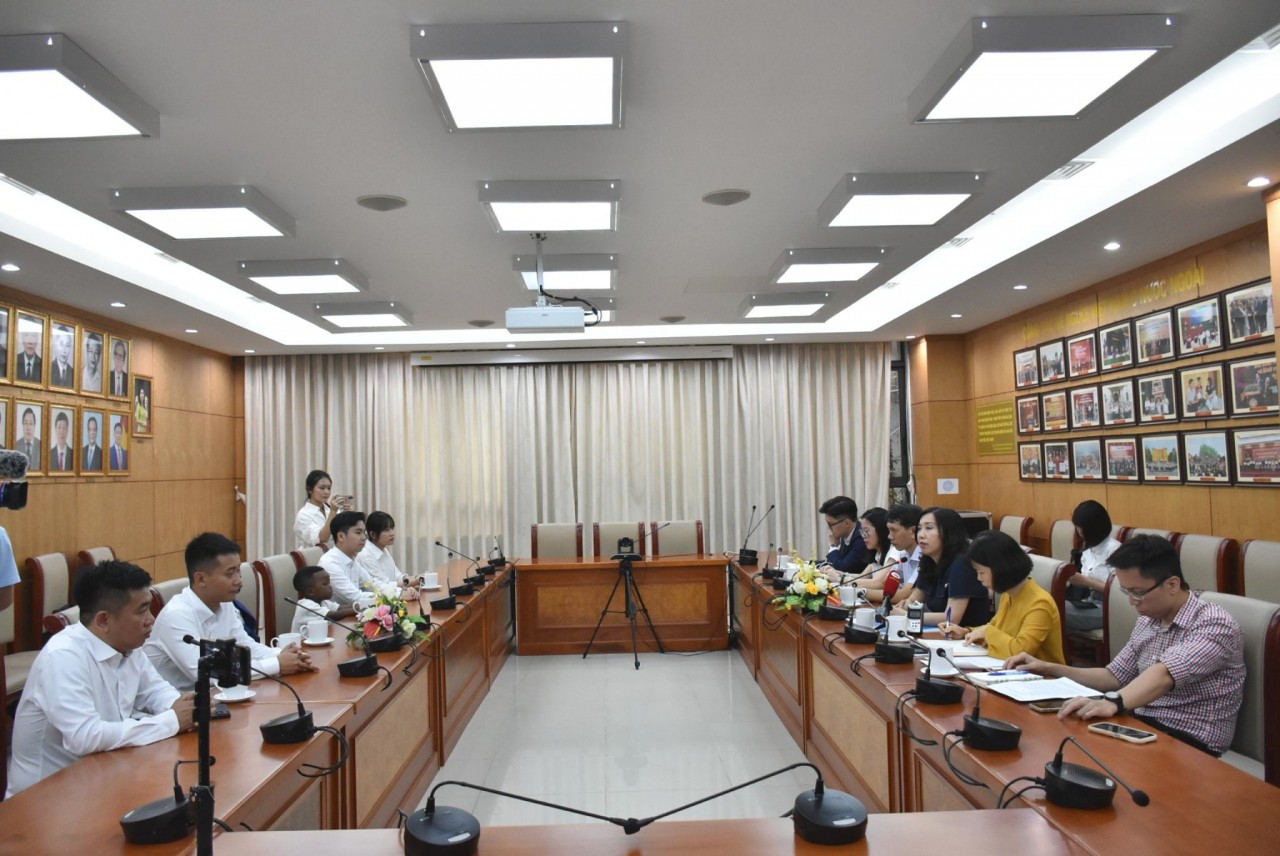 Quang Linh Vlogs và nhóm châu Phi: Truyền cảm hứng kết nối người dân Việt Nam-Angola Quang Linh Vlogs và nhóm châu Phi: Truyền cảm hứng kết nối người dân Việt Nam-Angola