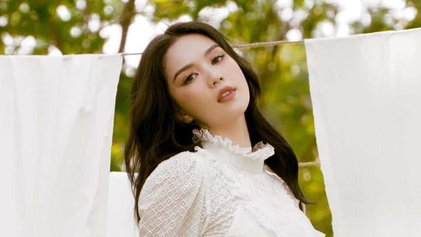 Hình ảnh người mẫu Ngọc Trinh thanh lịch với trang phục dài che kín đôi chân