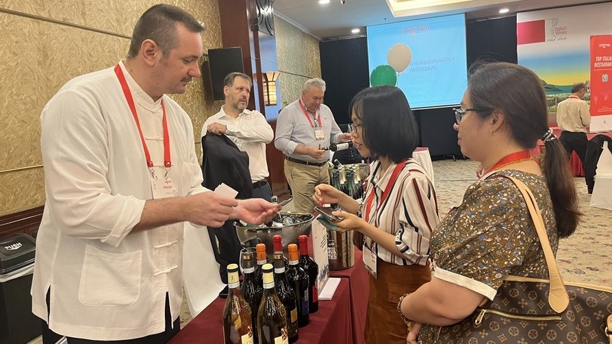 Thưởng thức 200 loại rượu vang nổi tiếng hàng đầu tại Lễ hội Rượu vang Italy 2024