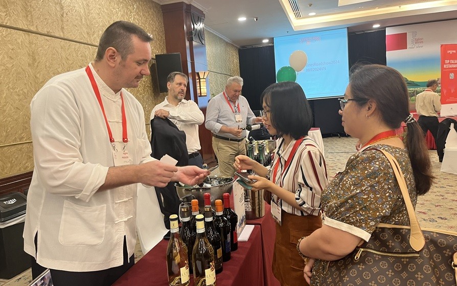 Thưởng thức 200 loại rượu vang nổi tiếng hàng đầu tại Lễ hội Rượu vang Italy 2024 Thưởng thức 200 loại rượu vang nổi tiếng hàng đầu tại Lễ hội Rượu vang Italy 2024