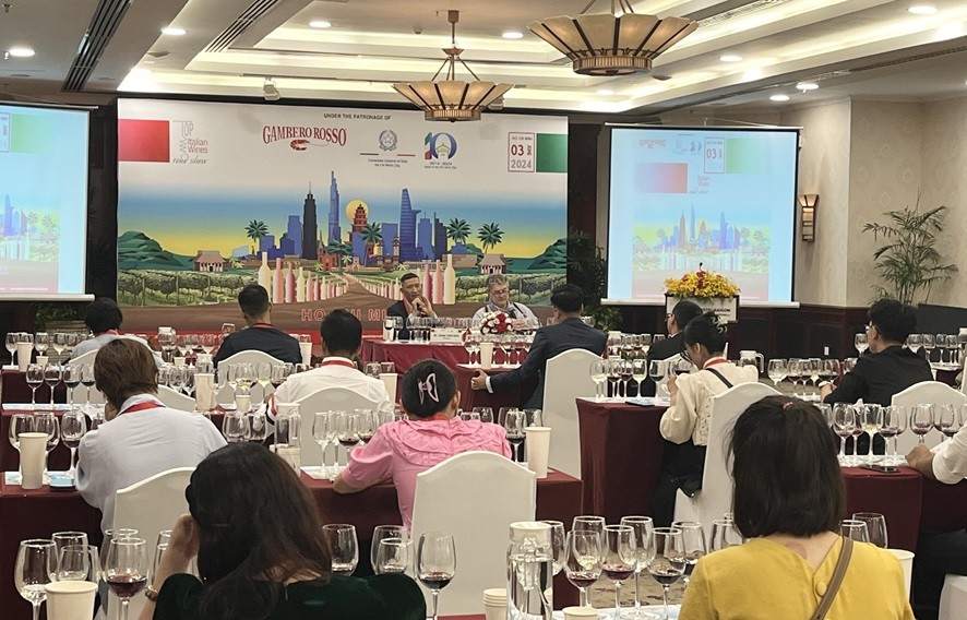 Thưởng thức 200 loại rượu vang nổi tiếng hàng đầu tại Lễ hội Rượu vang Italy 2024 Thưởng thức 200 loại rượu vang nổi tiếng hàng đầu tại Lễ hội Rượu vang Italy 2024