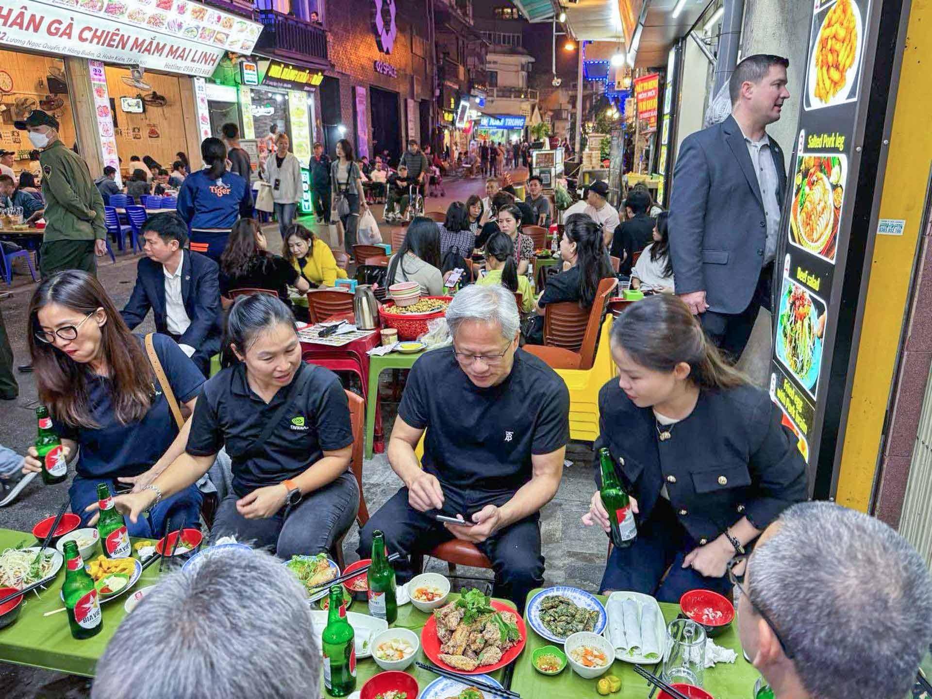 Chủ tịch Nvidia có nhiều tình cảm với Việt Nam, tuyên bố sẽ đưa Việt Nam trở thành quê hương thứ 2 của Nvidia.