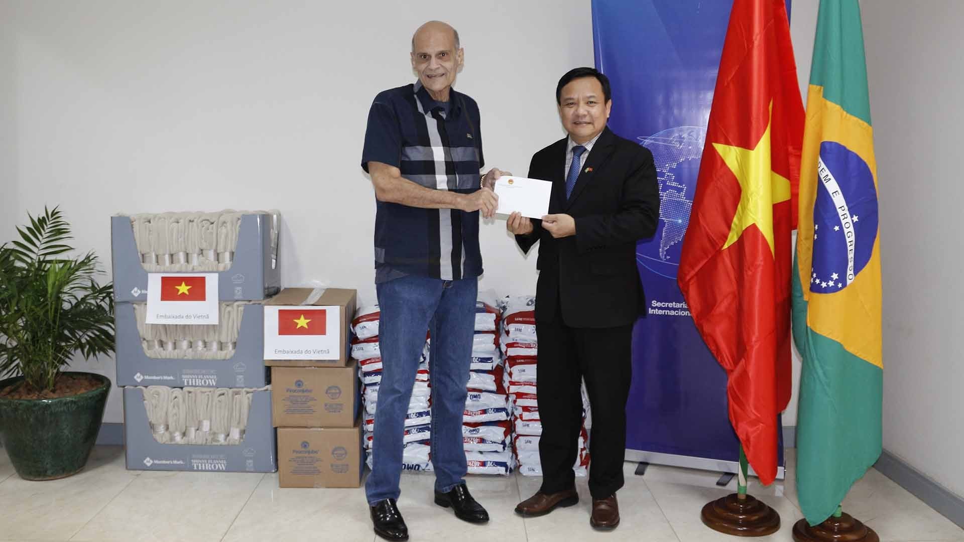 Đại sứ quán Việt Nam tại Brazil bàn giao lô hàng cứu trợ ủng hộ bang Rio Grande do Sul