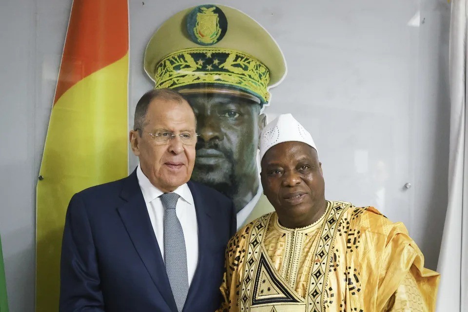 Ngoại trưởng Nga Sergei Lavrov gặp mặt người đồng cấp nước chủ nhà Morissanda Kouyate tại Conakry ngày 3/6. (Nguồn: AP)