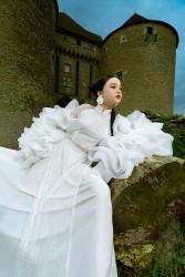 Chọn trang phục dân tộc cách tân, siêu mẫu nhí Maika Ngọc Khánh ghi dấu ấn tại LHP Cannes 2024