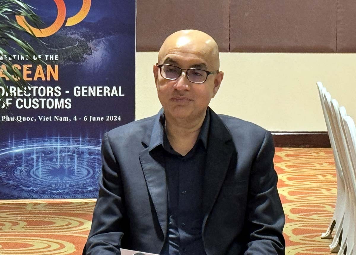 Ông Satvinder Singh, Phó Tổng Thư ký ASEAN trao đổi với báo chí bên lề Hội nghị Tổng cục trưởng Hải quan các nước ASEAN lần thứ 33 tại Phú Quốc. (Nguồn: BTC) Ông Satvinder Singh, Phó Tổng Thư ký ASEAN trao đổi với báo chí bên lề Hội nghị Tổng cục trưởng Hải quan các nước ASEAN lần thứ 33 tại Phú Quốc. (Nguồn: BTC)