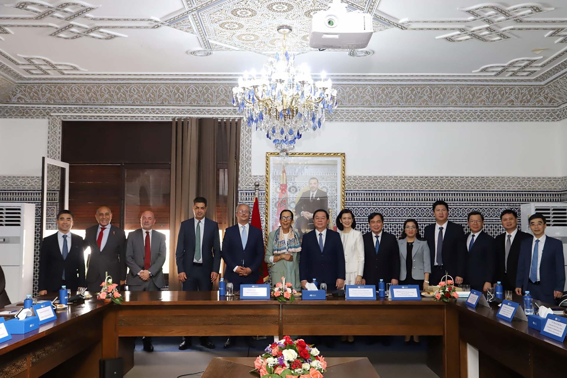 Đoàn đại biểu Đảng Cộng sản Việt Nam chụp ảnh lưu niệm cùng lãnh đạo đảng Chân thực và Hiện đại Morocco. (Nguồn: TTXVN) Đoàn đại biểu Đảng Cộng sản Việt Nam chụp ảnh lưu niệm cùng lãnh đạo đảng Chân thực và Hiện đại Morocco. (Nguồn: TTXVN)