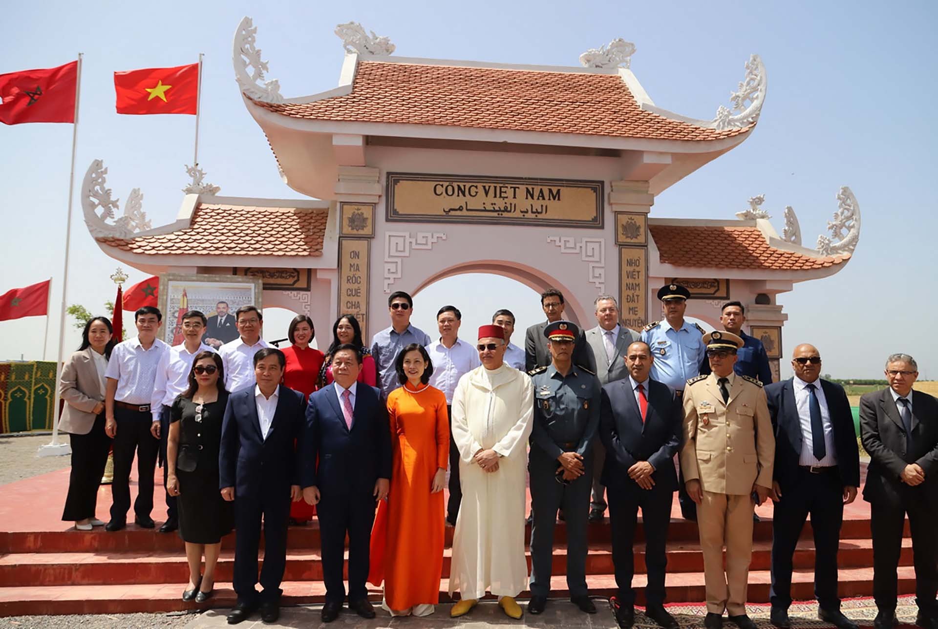 Đoàn đại biểu Đảng Cộng sản Việt Nam chụp ảnh lưu niệm cùng các lãnh đạo địa phương xung quanh Làng Việt Nam ở Morocco tại Cổng Việt Nam. (Nguồn: TTXVN) Đoàn đại biểu Đảng Cộng sản Việt Nam chụp ảnh lưu niệm cùng các lãnh đạo địa phương xung quanh Làng Việt Nam ở Morocco tại Cổng Việt Nam. (Nguồn: TTXVN)
