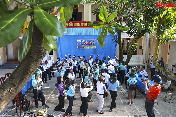 Phủ xanh Trường Sa: Nỗ lực không ngừng của quân và dân Phủ xanh Trường Sa: Nỗ lực không ngừng của quân và dân