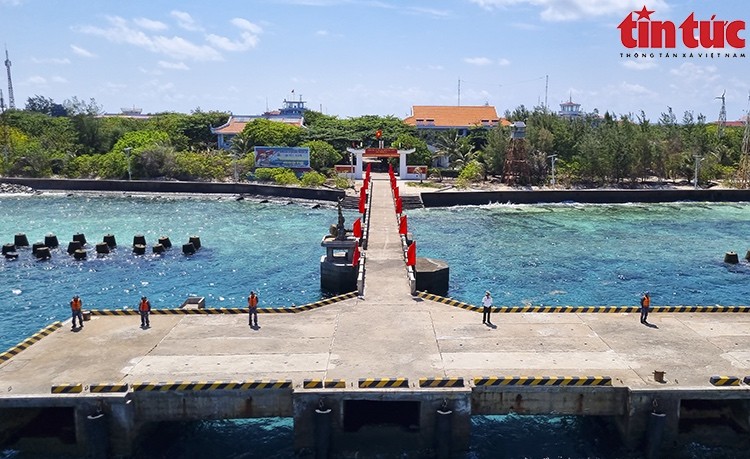 Phủ xanh Trường Sa: Nỗ lực không ngừng của quân và dân Phủ xanh Trường Sa: Nỗ lực không ngừng của quân và dân