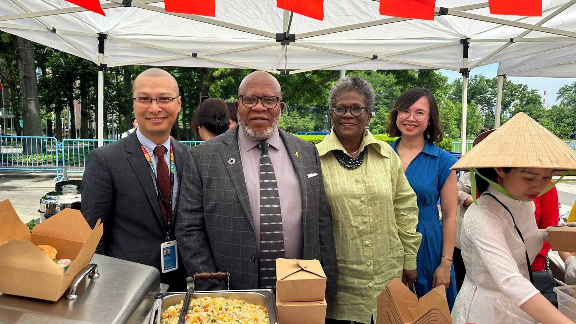 Gian hàng Việt Nam hút khách tại Hội chợ văn hóa - ẩm thực Liên hợp quốc 2024