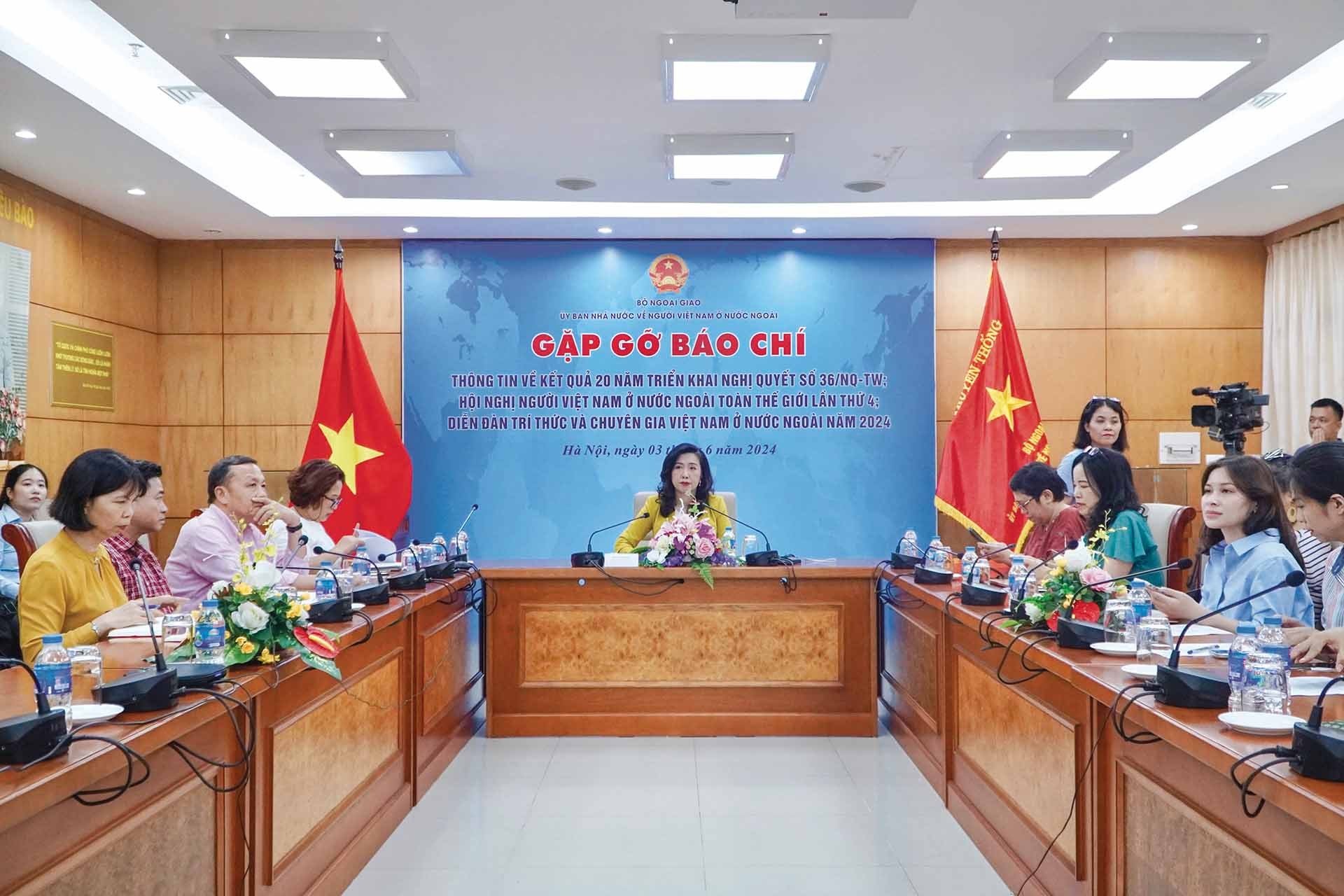 Thứ trưởng Ngoại giao Lê Thị Thu Hằng chủ trì buổi gặp gỡ báo chí, ngày 3/6. (Ảnh: Tuấn Việt)