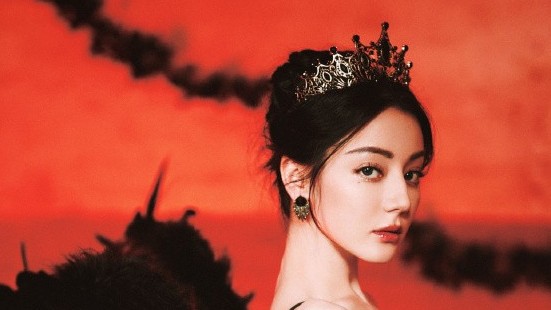 Địch Lệ Nhiệt Ba đẹp tựa thiên nga, người hâm mộ khen như bước ra từ truyện cổ tích