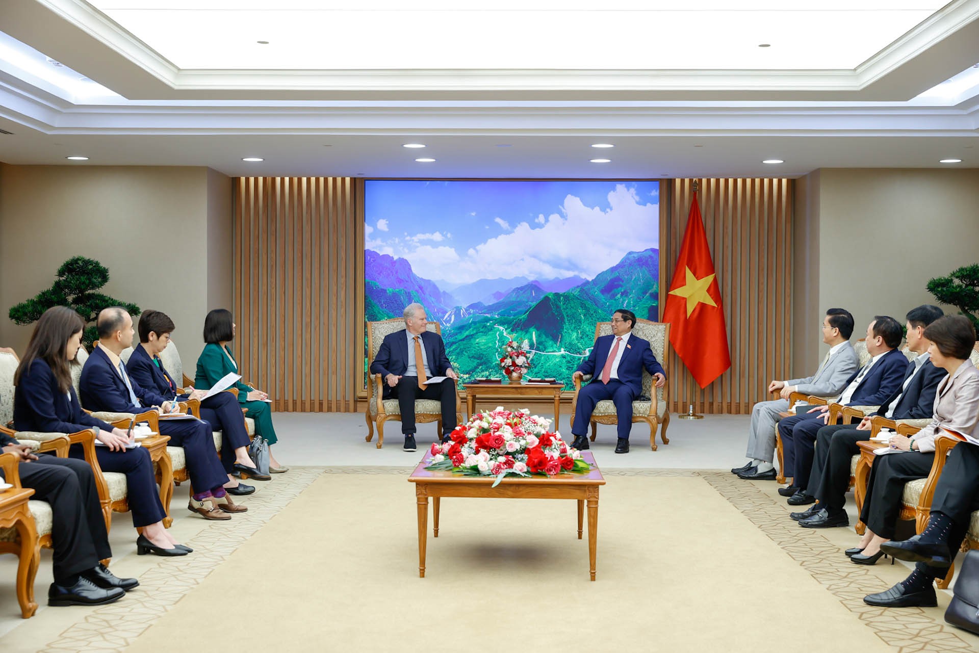 Thủ tướng Phạm Minh Chính tiếp Chủ tịch, Giám đốc điều hành Tập đoàn FedEx Express (Hoa Kỳ) Richard W.Smith đang thăm, làm việc tại Việt Nam. (Nguồn: VGP) Thủ tướng Phạm Minh Chính tiếp Chủ tịch, Giám đốc điều hành Tập đoàn FedEx Express (Hoa Kỳ) Richard W.Smith đang thăm, làm việc tại Việt Nam. (Nguồn: VGP)