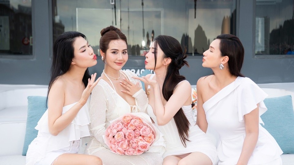 Hình ảnh diễn viên Phan Minh Huyền đón sinh nhật sớm bên hội bạn thân