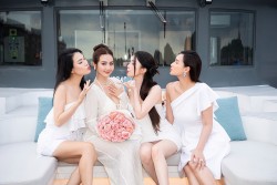 Hình ảnh diễn viên Phan Minh Huyền đón sinh nhật sớm bên hội bạn thân