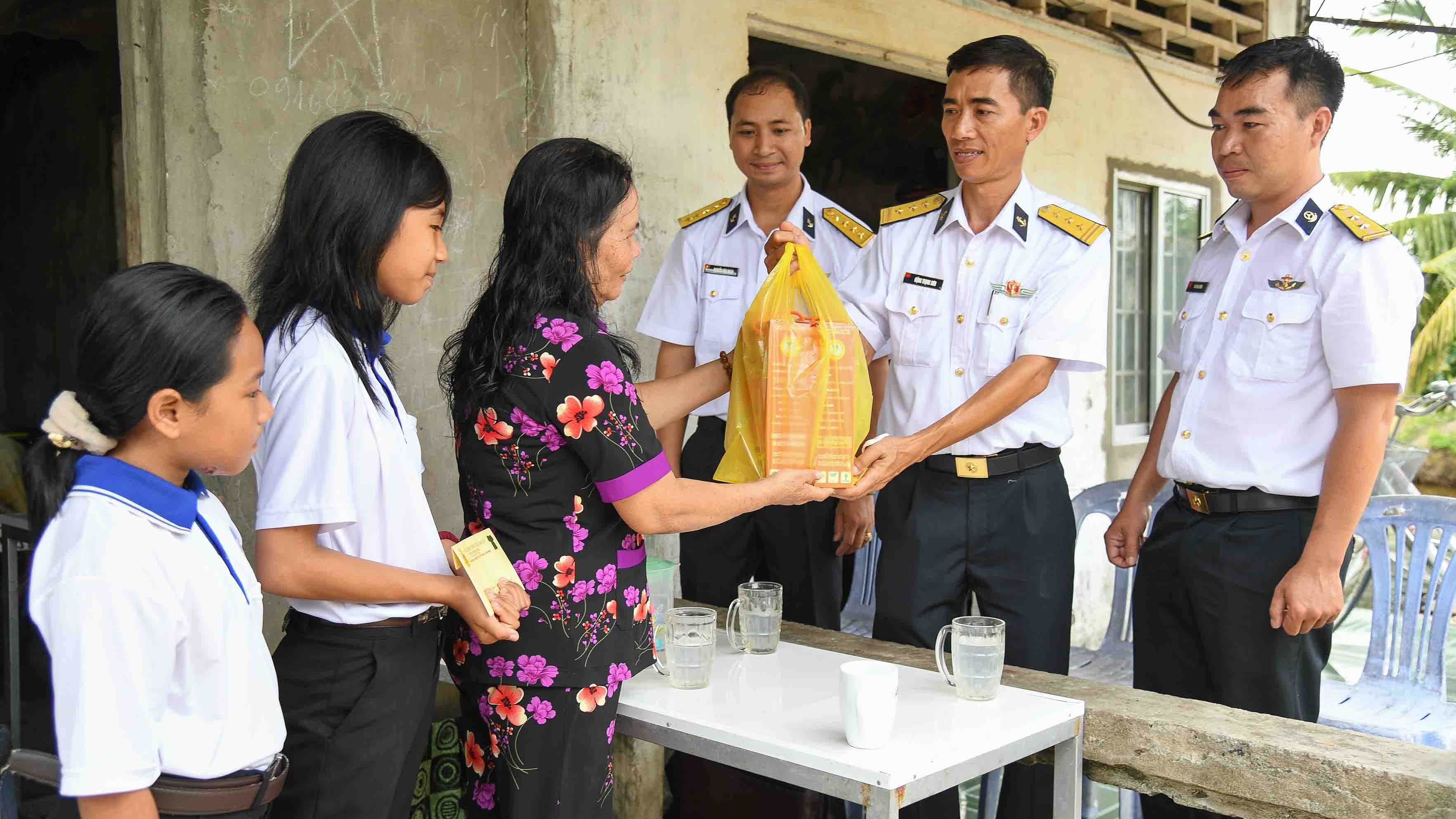 Cán bộ, chiến sĩ Vùng 5 Hải quân hỗ trợ con em ngư dân có hoàn cảnh khó khăn