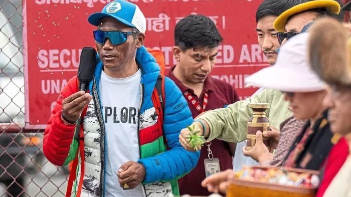 Người đàn ông Nepal lập kỷ lục lần thứ 30 chinh phục đỉnh Everest