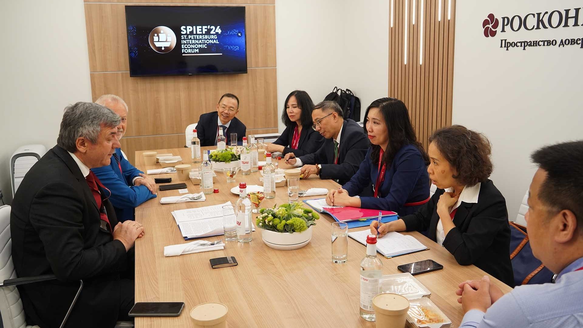 Đoàn Việt Nam tiếp xúc song phương tại Diễn đàn Kinh tế quốc tế Saint-Petersburg lần thứ 27