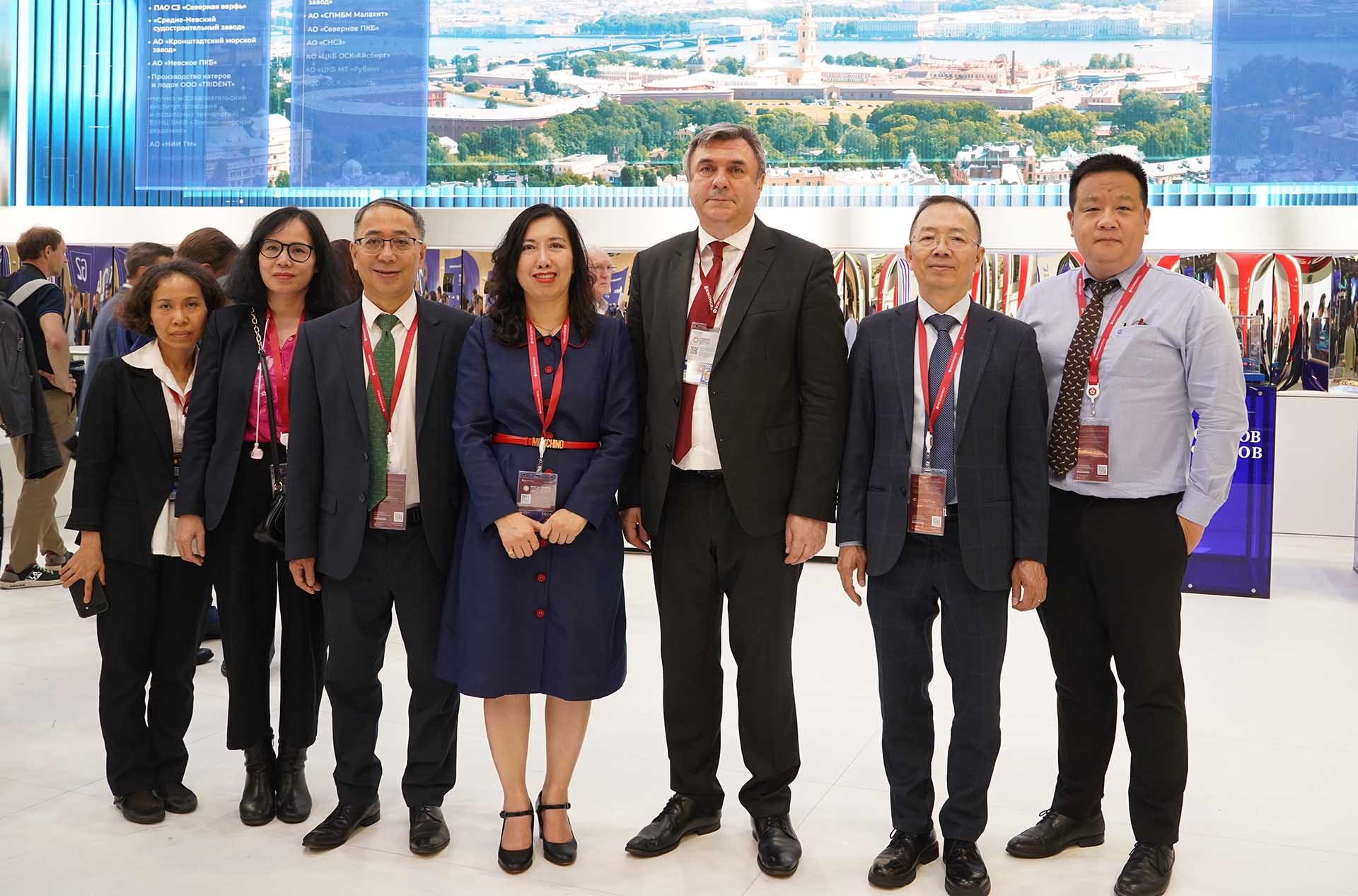 Đoàn Việt Nam tiếp xúc song phương tại Diễn đàn Diễn đàn Kinh tế quốc tế Saint-Petersburg