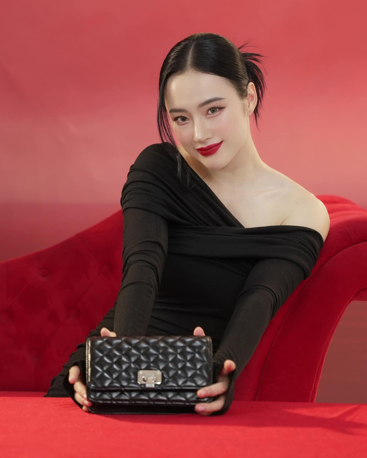 Từ khi tập trung tu tập, Angela Phương Trinh hạn chế hoạt động showbiz, chỉ thỉnh thoảng tham dự sự kiện của các nhãn hàng. Một năm qua, cô gắn bó với công việc livestream bán hàng trên nền tảng mạng xã hội. Từ khi tập trung tu tập, Angela Phương Trinh hạn chế hoạt động showbiz, chỉ thỉnh thoảng tham dự sự kiện của các nhãn hàng. Một năm qua, cô gắn bó với công việc livestream bán hàng trên nền tảng mạng xã hội.