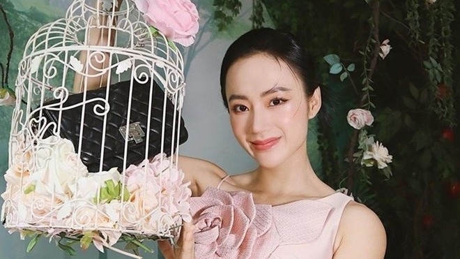 Angela Phương Trinh đa phong cách thời trang khi bán hàng livestream