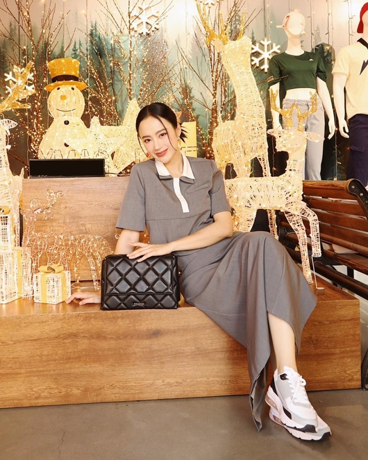 Thời trang bán hàng livestream của Angela Phương Trinh Thời trang bán hàng livestream của Angela Phương Trinh