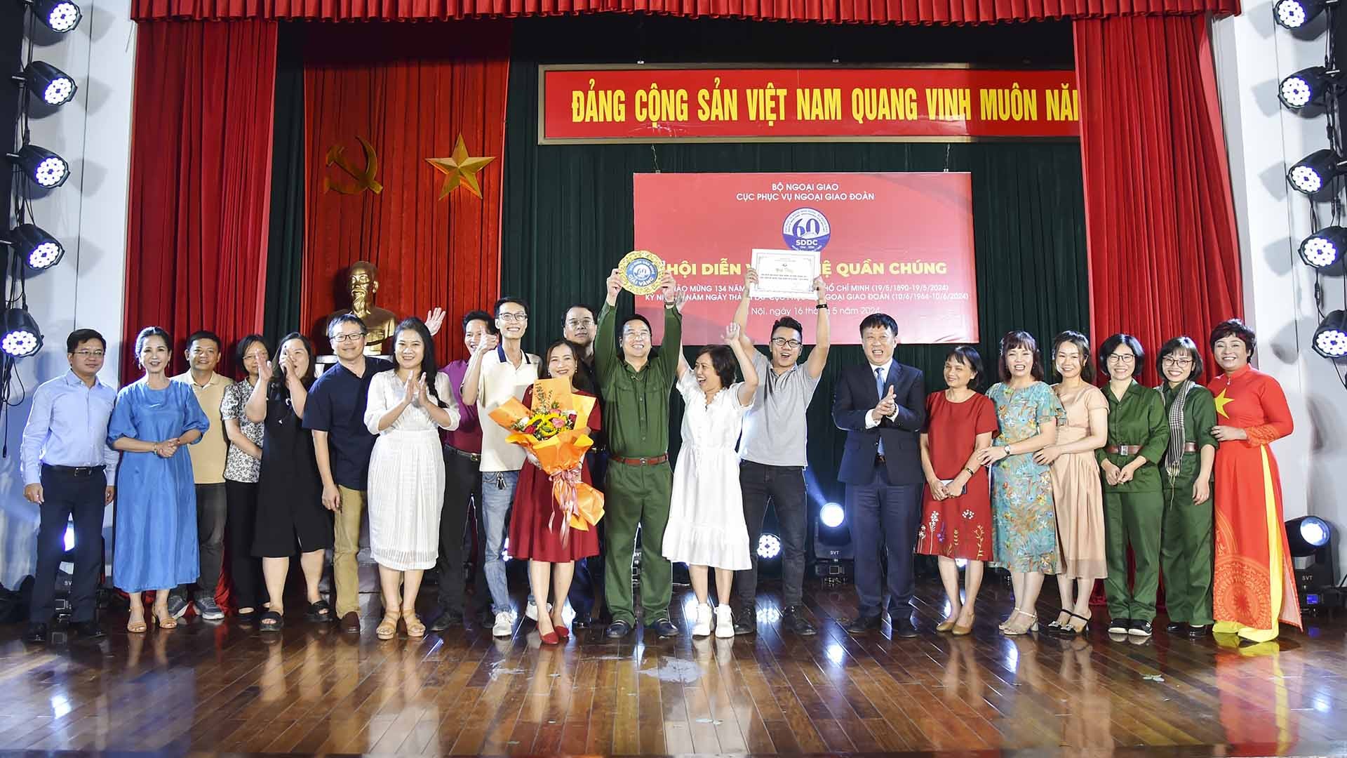 Cục Phục vụ Ngoại giao đoàn tổ chức Hội diễn văn nghệ quần chúng Kỷ niệm 134 năm ngày sinh Chủ tịch  Hồ Chí Minh (19/5/1890-19/5/2024) và chào mừng Kỷ niệm 60 năm Ngày thành lập đơn vị. (Ảnh: Anh Sơn)