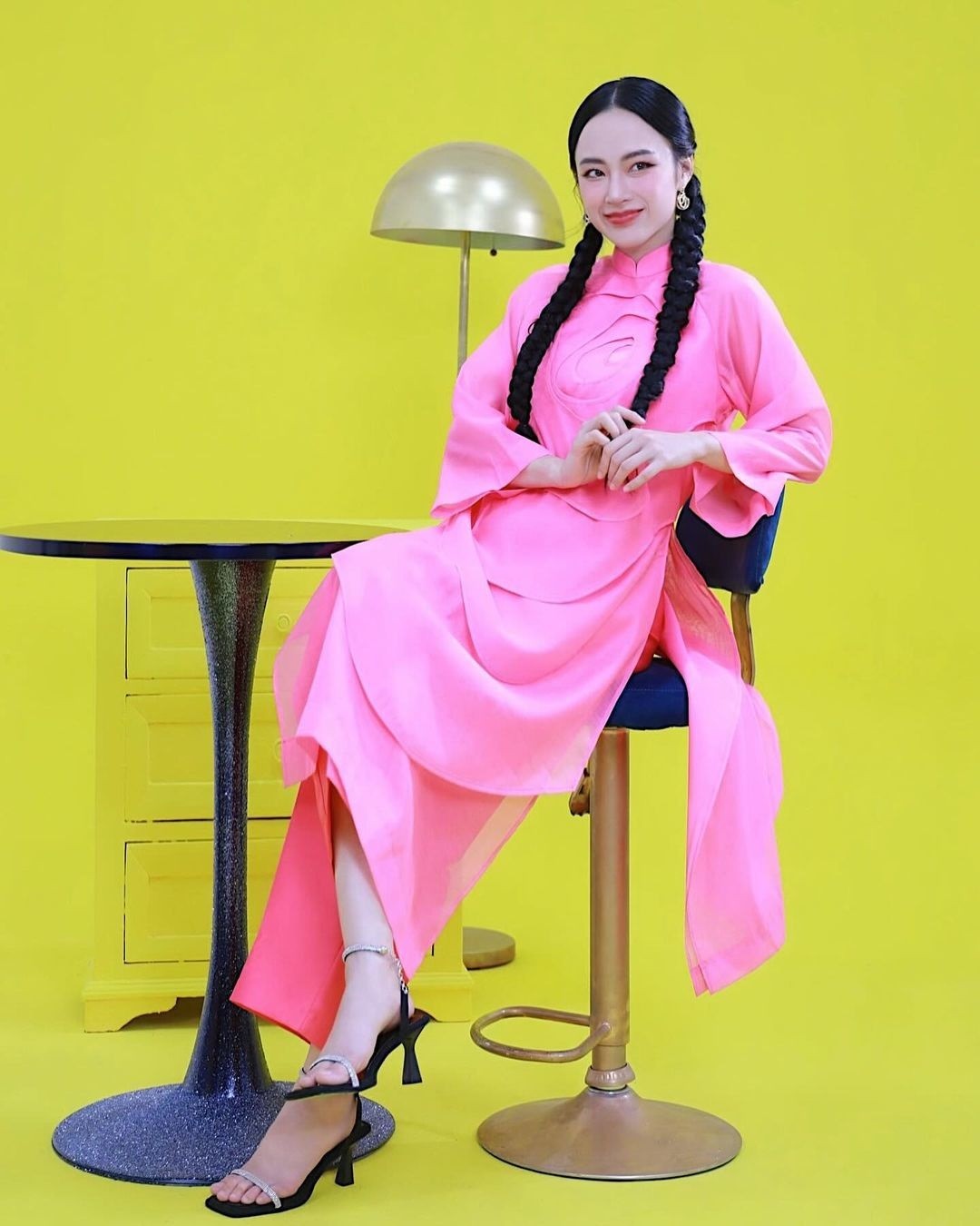 Thời trang bán hàng livestream của Angela Phương Trinh Thời trang bán hàng livestream của Angela Phương Trinh