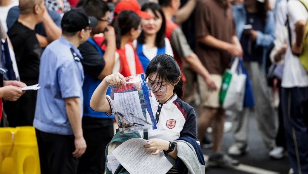 Hơn 13 triệu học sinh Trung Quốc bước vào kỳ thi đại học đông kỷ lục và 'khó nhất trong lịch sử' Hơn 13 triệu học sinh Trung Quốc bước vào kỳ thi đại học đông kỷ lục và 'khó nhất trong lịch sử'