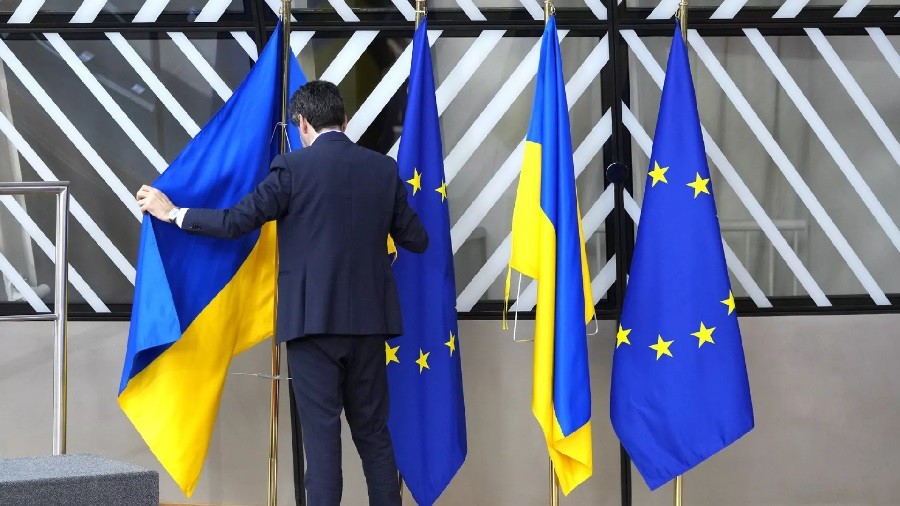 Ukraine và Moldova 'giắt lưng' mọi tiêu chí để đàm phán gia nhập, 'bóng' trên sân EU, Tổng thống Pháp ra lời. (Nguồn: AP) Ukraine và Moldova 'giắt lưng' mọi tiêu chí để đàm phán gia nhập, 'bóng' trên sân EU, Tổng thống Pháp ra lời. (Nguồn: AP)