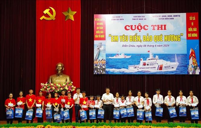 Giúp người dân nắm rõ thông tin về biển, đảo Giúp người dân nắm rõ thông tin về biển, đảo