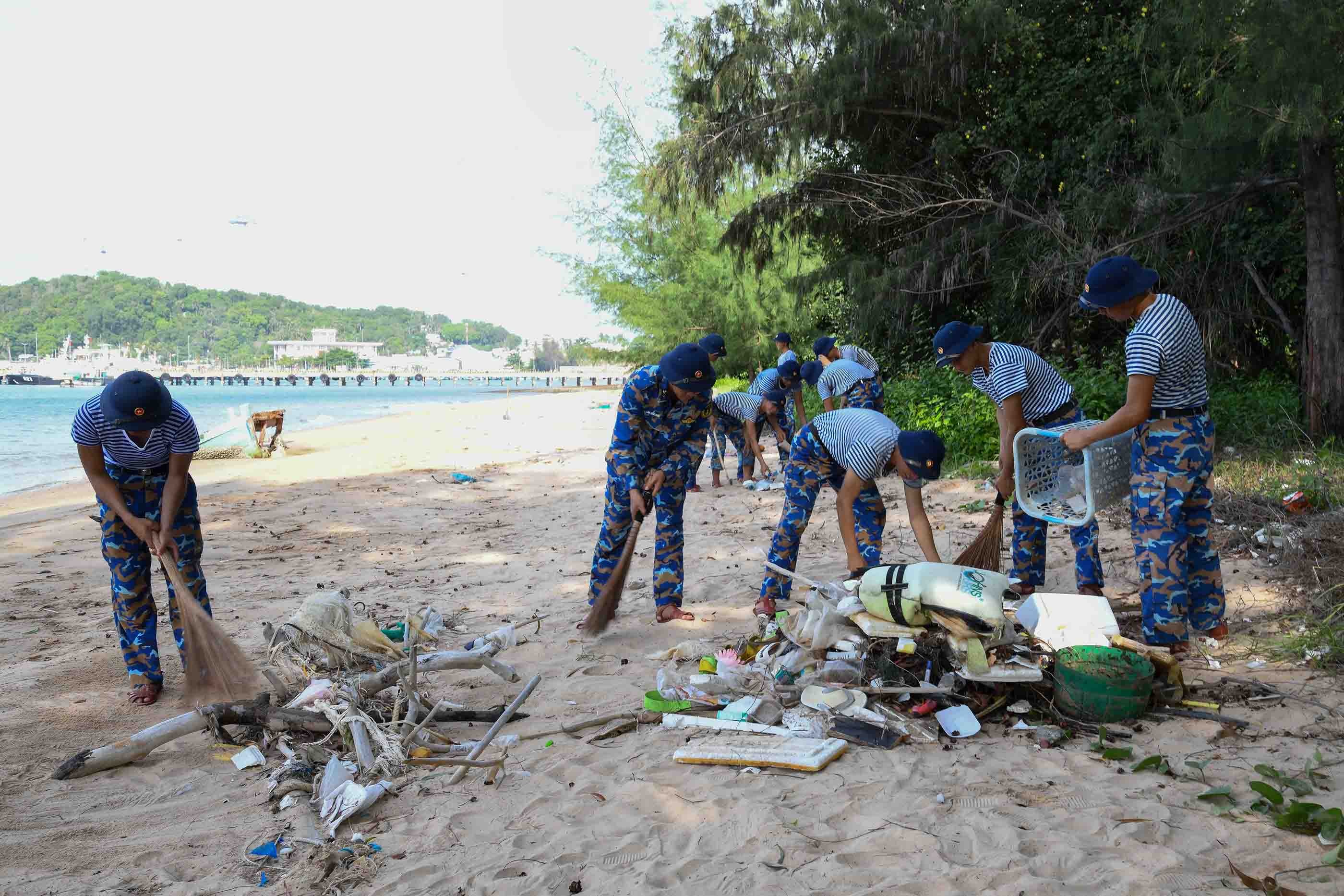 Đoàn viên thanh niên Bộ Tư lệnh Vùng 5 Hải quân vệ sinh bờ biển. Đoàn viên thanh niên Bộ Tư lệnh Vùng 5 Hải quân vệ sinh bờ biển.