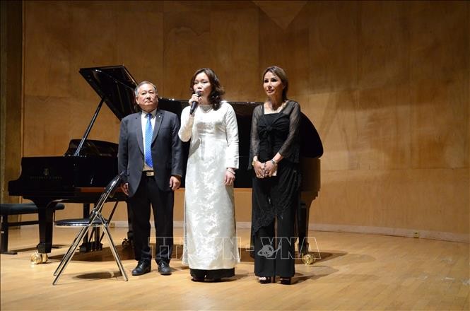 Tham tán Công sứ Phạm Thị Kim Yến đánh giá cao những nỗ lực của Hiệp hội và khẳng định sự ủng hộ của Đại sứ quán Việt Nam tại Pháp với Hiệp hội. Ảnh: Ngọc Hiệp - PVTTXVN tại Pháp