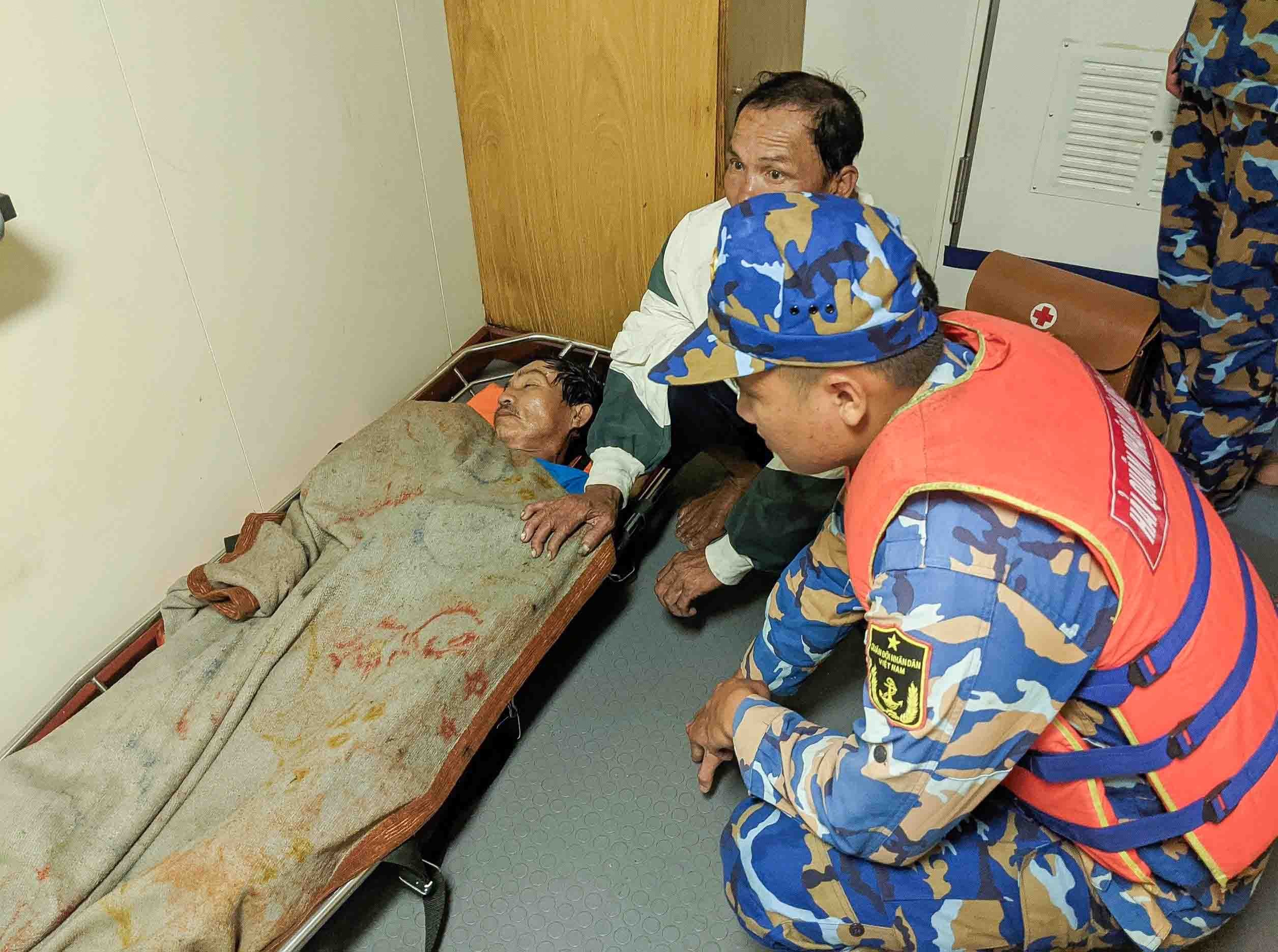 Bộ Tư lệnh Vùng 4 Hải quân bàn tích cực hỗ trợ ngư dân Bộ Tư lệnh Vùng 4 Hải quân tích cực hỗ trợ ngư dân