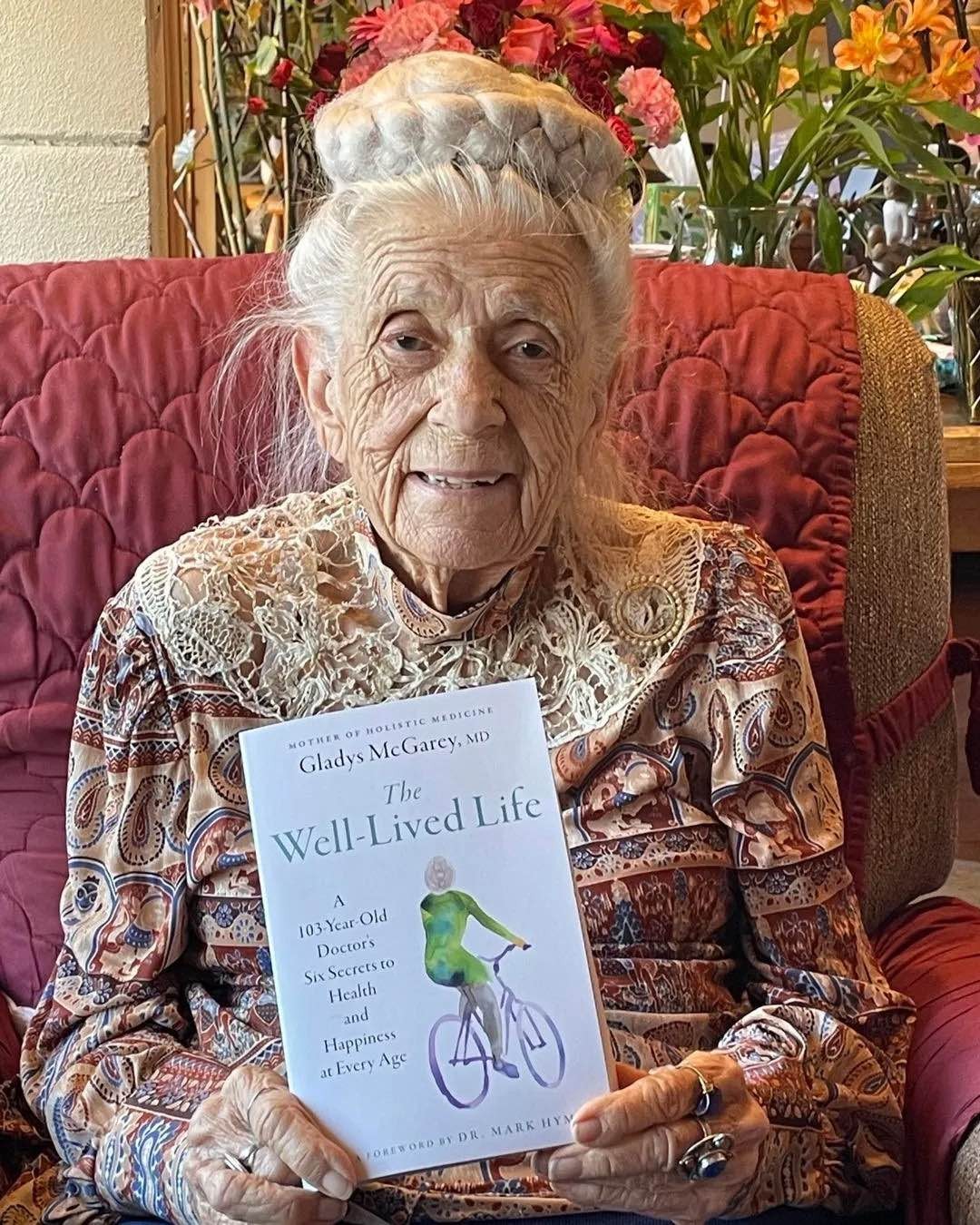 Bác sĩ McGarey và cuốn sách mới của mình. Ảnh: The Sun Bác sĩ McGarey và cuốn sách mới của mình. Ảnh: The Sun