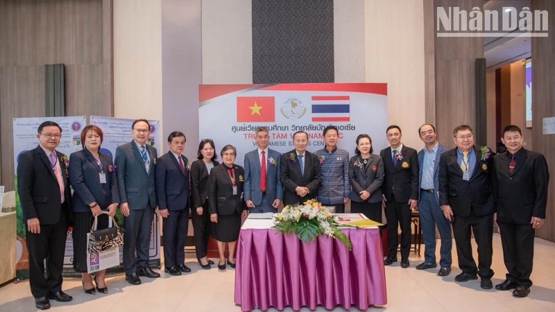 Các đại biểu tham dự lễ khai trương Trung tâm Việt Nam học tại Khon Kaen. (Ảnh: Tổng Lãnh sự quán Việt Nam tại Khon Kaen) Các đại biểu tham dự lễ khai trương Trung tâm Việt Nam học tại Khon Kaen. (Ảnh: Tổng Lãnh sự quán Việt Nam tại Khon Kaen)