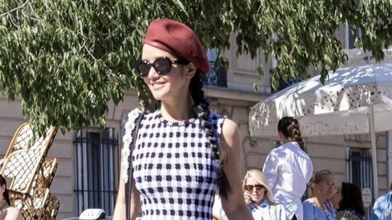 Diva Hồng Nhung dạo phố Pháp với trang phục hàng hiệu phong cách riêng biệt