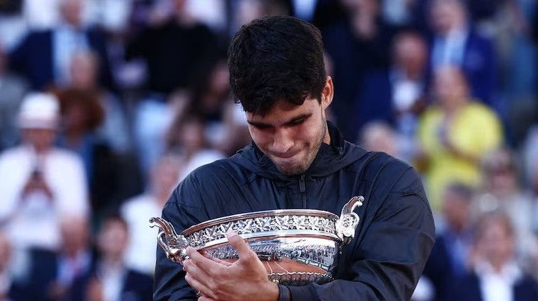 Làm nên lịch sử, Carlos Alcaraz lần đầu vô địch Roland Garros