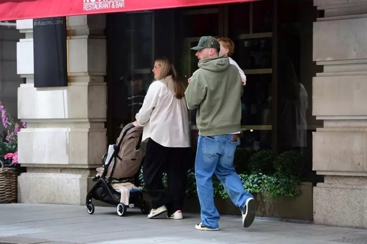 Tiền vệ Declan Rice đưa bạn gái và con trai đi ăn trước EURO 2024 Tiền vệ Declan Rice đưa bạn gái và con trai đi ăn trước EURO 2024