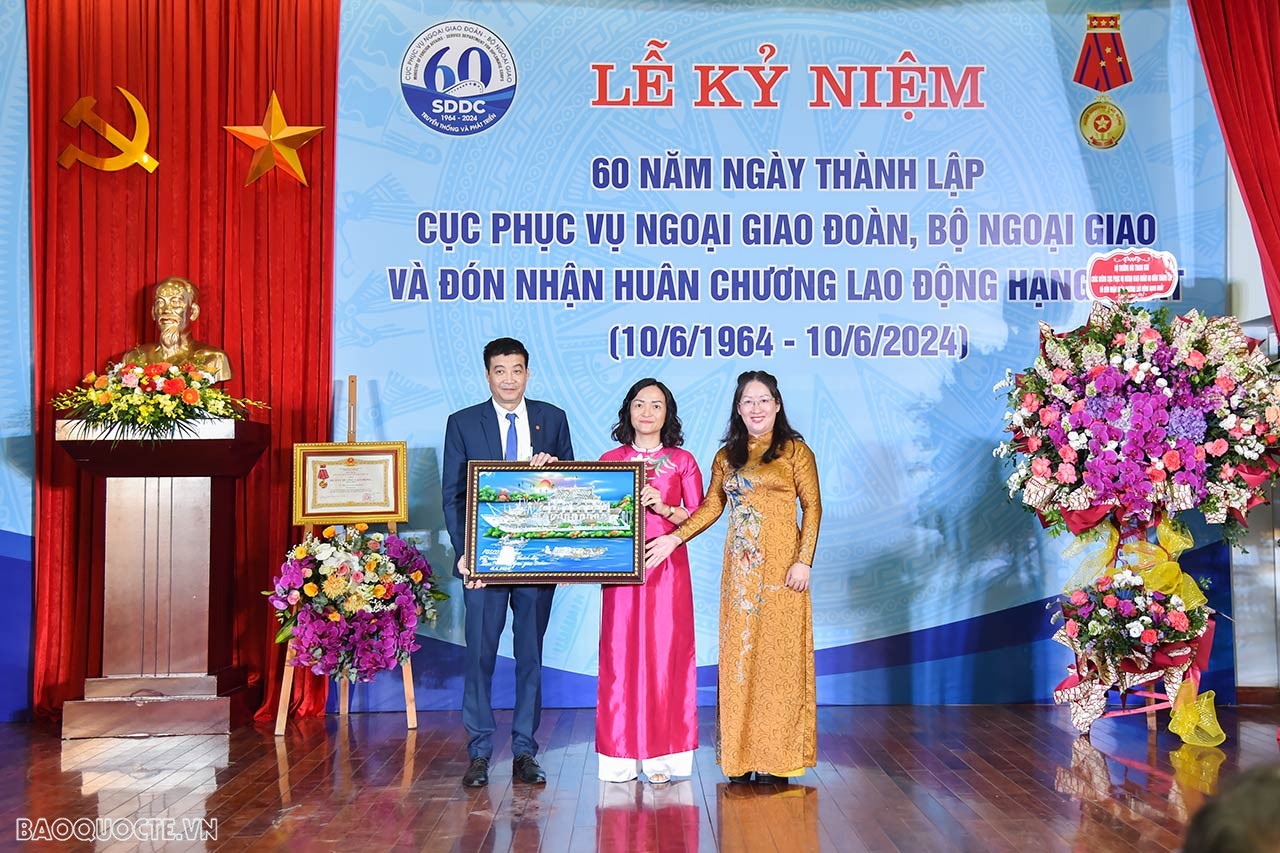 Cục Phục vụ Ngoại giao Đoàn đón nhận Huân chương Lao động hạng Nhất Cục Phục vụ Ngoại giao đoàn đón nhận Huân chương Lao động hạng Nhất