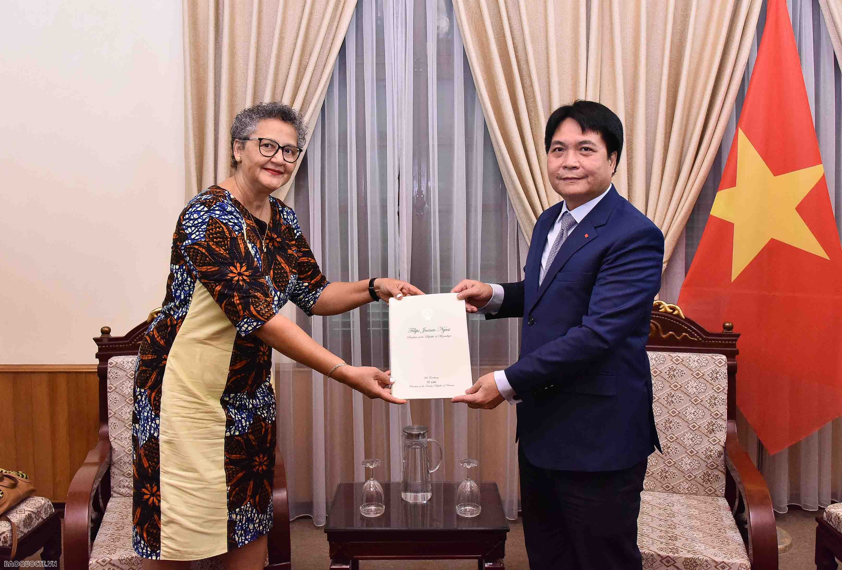 Bộ Ngoại giao tiếp nhận bản sao Thư ủy nhiệm bổ nhiệm Đại sứ tại Việt Nam Bộ Ngoại giao tiếp nhận bản sao Thư ủy nhiệm bổ nhiệm Đại sứ Pakistan và Mozambique tại Việt Nam