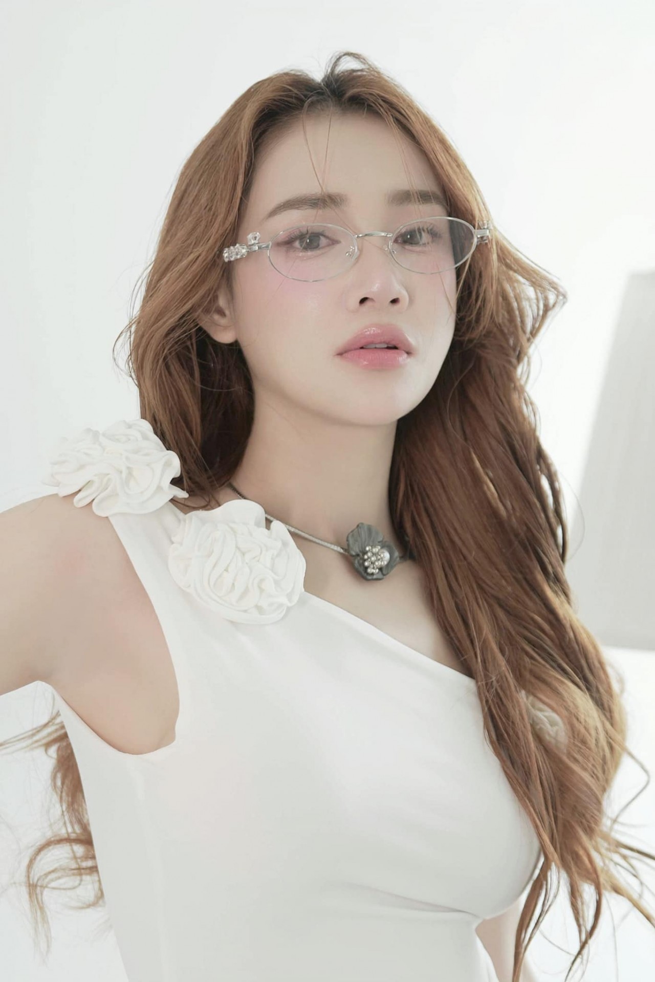 Sao Việt: Nhã Phương Sao Việt: Nhã Phương đăng ảnh cuốn hút, Lý Nhã Kỳ 'thả thính' fan