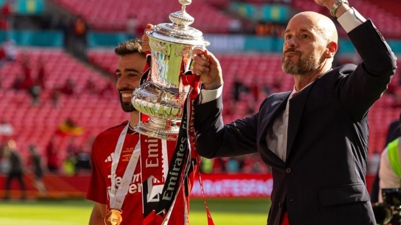 HLV MU Erik Ten Hag 'ở lại' Old Trafford