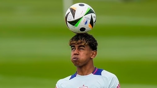 Sợ thi trượt, thần đồng 16 tuổi tuyển Tây Ban Nha mang bài tập sang EURO 2024