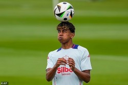 Sợ thi trượt, thần đồng 16 tuổi tuyển Tây Ban Nha mang bài tập sang EURO 2024