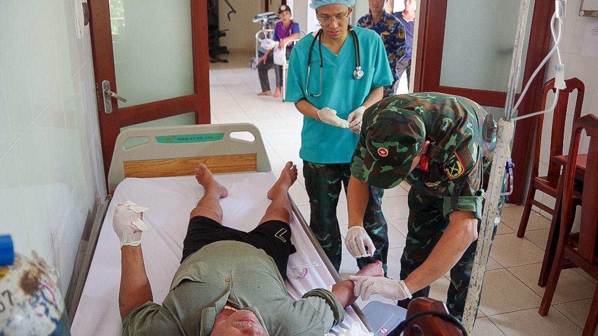 Trung tâm y tế thị trấn Trường Sa cấp cứu ngư dân gặp nạn