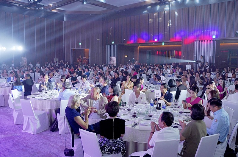 Đông đảo khách hàng tham dự.