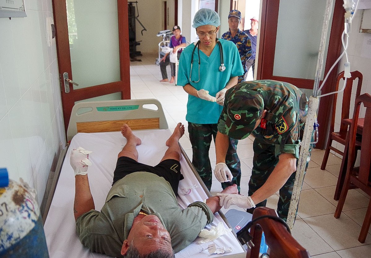 Trung tâm y tế thị trấn Trường Sa cấp cứu ngư dân gặp nạn